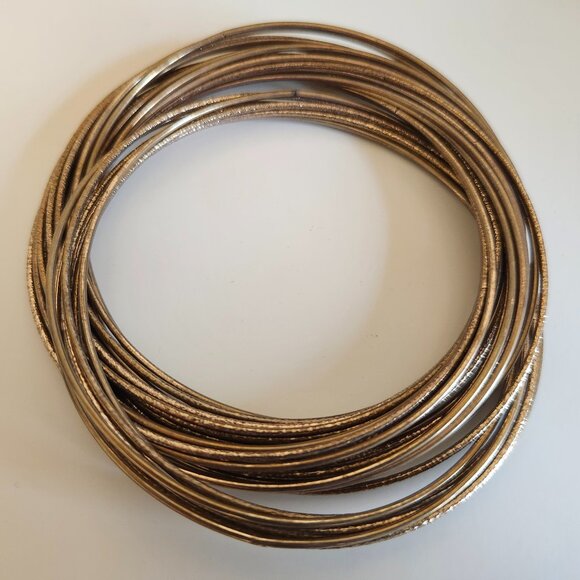 Gold coloured bangle - Picture 1 of 2